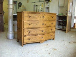 Commode après restauration dans l’atelier de Christian Prendin
