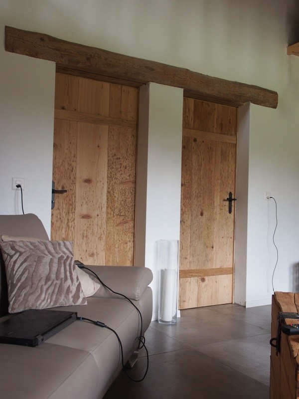 Agencement d’une chambre avec portes et paroi en vieux bois