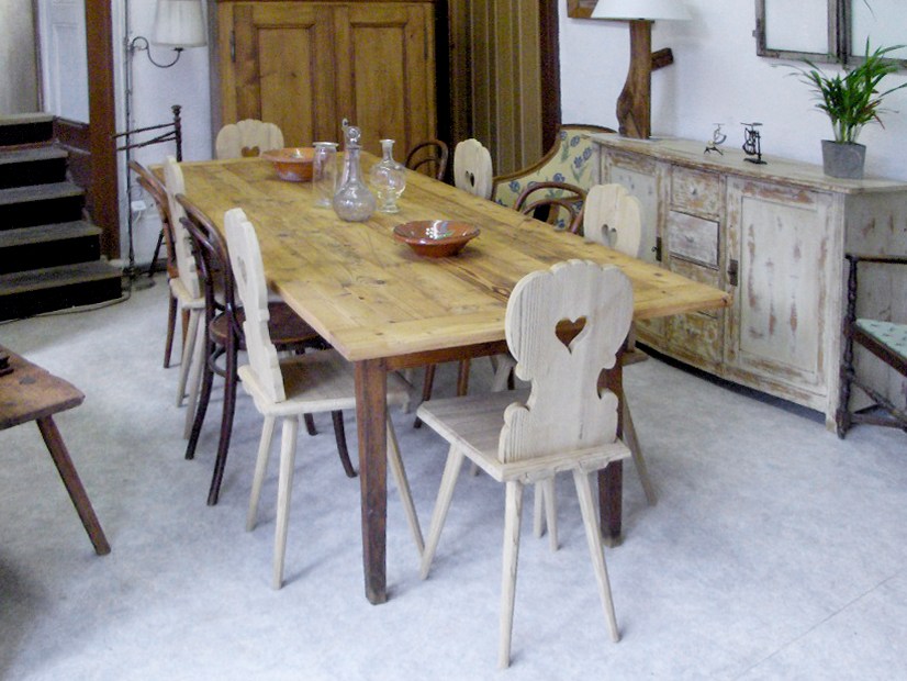Table et chaises rénovées dans une pièce de vie