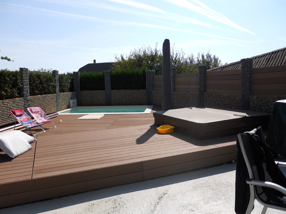 Terrasse en bois aménagée autour d’un espace extérieur